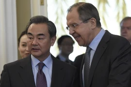 Ngoại trưởng Nga Sergei Lavrov (phải) và Bộ trưởng Ngoại giao Trung Quốc Vương Nghị. (Nguồn: AFP/TTXVN) 