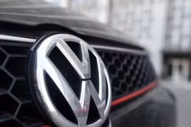 Logo của hãng Volkswagen trên xe ôtô ở San Francisco, California, Mỹ. (Nguồn: AFP/TTXVN) 