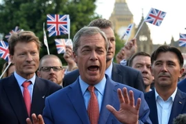 Lãnh đạo Đảng Độc lập Liên hiệp Anh (UKIP) Nigel Farage phát biểu trong cuộc họp báo sau kết quả cuộc trưng cầu ý dân ở London. (Nguồn: AFP/TTXVN) 