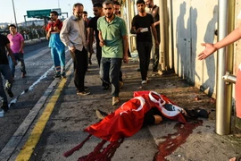 Một thường dân bị lực lượng đảo chính sát hại trên cây cầu Bosphorus ở Istanbul ngày 16/7. (Nguồn: AFP/TTXVN)