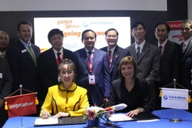 Đại diện Vietjet và Pratty & Whitney ký kết hợp đồng mua động cơ trị giá 3,04 tỷ USD tại Triển lãm Hàng không Singapore, Air Show 2016. (Ảnh: Mỹ Bình/Vietnam+)