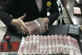 Kiểm đồng Nhân dân tệ tại một điểm giao dịch ngoại hối ở Thượng Hải, Trung Quốc. (Nguồn: Reuter/TTXVN)