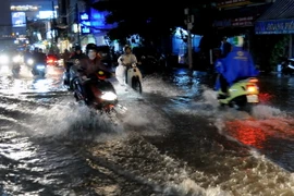 TP.HCM vật lộn với "lũ quét" giữa lòng thành phố giờ cao điểm