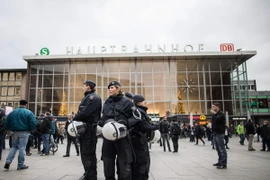 Lực lượng an ninh Đức được triển khai bên ngoài nhà ga Koln ở Cologne ngày 6/1. (Nguồn: AFP/TTXVN) 