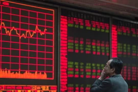 Nhà đầu tư theo dõi các chỉ số chứng khoán tại Bắc Kinh. (Nguồn: AFP/TTXVN)