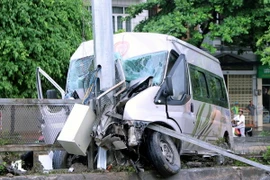 Xe tải tông vào dải phân cách, chắn ngang đường, quốc lộ 1A tắc nghẽn