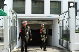 Binh sỹ Thái Lan gác ngoài tòa án ở thủ đô Bangkok, nơi sẽ diễn ra vụ xét xử hai nghi can vụ đánh bom đền Erawan. (Nguồn: AFP/TTXVN) 