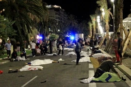 Thi thể các nạn nhân tại hiện trường vụ tấn công ở Nice. (Nguồn: The New York Times/TTXVN) 