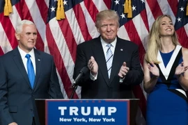 Ông Donald Trump (giữa) và ông Mike Pence (trái) phát biểu tại New York, Mỹ ngày 16/7.