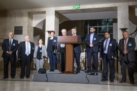 Các thành viên Ủy ban đàm phán cấp cao đại diện cho lực lượng đối lập Syria trong cuộc họp báo tại Geneva (Thụy Sĩ) ngày 13/4. (Nguồn: THX/TTXVN) 