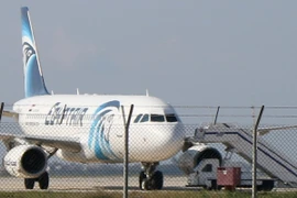 Máy bay Airbus A320 của Hãng hàng không Ai Cập tại sân bay Larnaca, Cyprus sau khi bị bắt cóc.
