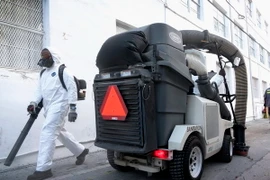 Nhân viên môi trường dọn dẹp vệ sinh - một biện pháp ngăn ngừa sự phát triển của muỗi Aedes aegypti - vật trung gian truyền virus Zika tại bãi biển Miami, bang Florida ngày 19/8. (Nguồn: EPA/TTXVN)