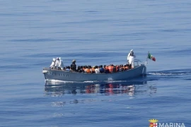 Những người di cư được hải quân Italy cứu ngoài khơi Sicily, ngày 6/7. (Nguồn: EPA/TTXVN) 