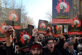 Quang cảnh cuộc biểu tình bên ngoài Đại sứ quán Saudi Arabia tại Tehran, Iran ngày 3/1. (Nguồn: AFP/TTXVN)