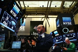 Giao dịch viên làm việc tại Sàn giao dịch chứng khoán New York, Mỹ. (Nguồn: AFP/TTXVN) 