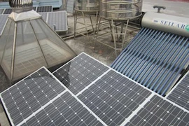 Hệ thống máy phát điện năng lượng mặt trời cho hộ gia đình. (Ảnh: PV/Vietnam+)