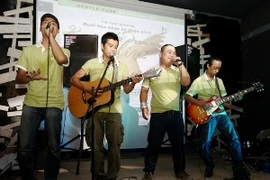 Ca sỹ Minh Vương biểu diễn cùng các nghệ sỹ trong đêm nhạc "Keep the dream alive." (Ảnh: PV/Vietnam+)