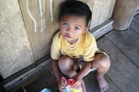 Những đứa trẻ người Chút lớn lên sẽ mãi được nghe truyện kể về tổ công tác huyền thoại gọi dân về bản mới. (Ảnh: Dũng Hùng Bách/Vietnam+)