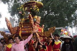 Rước kiệu là nghi thức bắt buộc tại lễ hội đền Và. (Ảnh: Tâm Trang/Vietnam+)