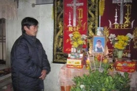 Người nhà nạn nhân thiệt mạng vì "xuất khẩu lao động chui" bên cạnh di ảnh của người quá cố. (Ảnh: CTV)