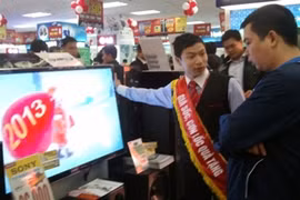 Hàng điện tử với nhiều ưu đãi hấp dẫn dịp đầu năm (Ảnh: Tâm Tâm/Vietnam+)