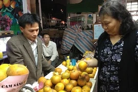 Các loại trái cây giải khát tăng giá. (Ảnh: Quỳnh Trang/Vietnam+)