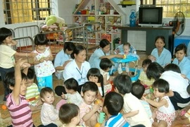 Các em nhỏ nhiễm HIV tại Trung tâm Giáo dục lao động xã hội số 2 Ba Vì, Hà Nội.(Ảnh: Dương Ngọc/TTXVN)