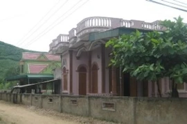 Những ngôi nhà khang trang mọc lên nhờ xuất khẩu lao động trái phép. (Ảnh: Mạnh Hùng/Vietnam+)