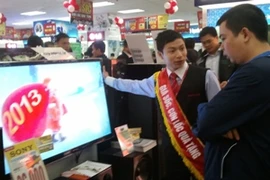 Hàng điện tử với nhiều ưu đãi hấp dẫn dịp đầu năm (Ảnh: Tâm Tâm/Vietnam+)