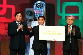 Anh Nguyễn Long Uy Bảo trong Gala chung kết Nhà sáng chế 2013. (Ảnh: nguồn BTC)