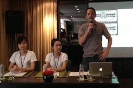 Anh Guim Valls Teruel và các tình nguyện viên nói về chiến dịch "Bạn đạp xe giúp Hà Nội". (Ảnh: Quỳnh Trang/Vietnam+)