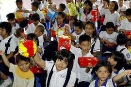 Trẻ em Làng SOS vui mừng với những món quà Trung Thu ý nghĩa. (Ảnh minh họa: Thế Anh/TTXVN)