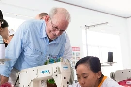 Ông Anthony Lake, Giám đốc Điều hành UNICEF đi thăm Trung tâm chăm sóc trẻ khuyết tật tại Đà Nẵng. (Nguồn ảnh: UNICEF)
