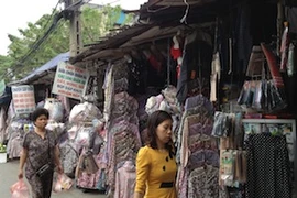 Các chủng loại áo chống nắng rất đa dạng ở chợ Thành Công. (Ảnh: Quỳnh Trang/Vietnam+)