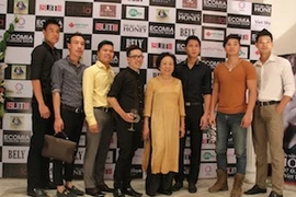 Các nhà thiết kế trẻ cùng PGS. TS Hoàng Thị Lĩnh trong chương trình. (Ảnh: Quỳnh Trang/Vietnam+)