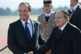 Tổng thống Pháp François Hollande và Tổng thống nước Algeria Abdelaziz Bouteflika. (Nguồn: AFP)