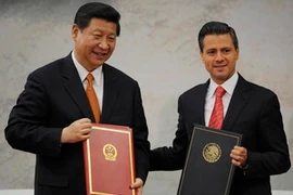 Tổng thống Mexico Enrique Pena Nieto và Chủ tịch Trung Quốc Tập Cận Bình sau lễ ký các hiệp định hợp tác song phương. (Nguồn: AFP/TTXVN)