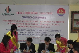 Lễ ký giao hợp đồng. (Ảnh: Minh Nghĩa/Vietnam+)