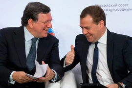 Thủ tướng Nga Dmitry Medvedev và Chủ tịch EC Manuel Baroso tại lễ ký kết. (Nguồn: AP)