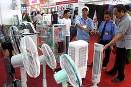 Một gian hàng giới thiệu hàng điện - máy. (Ảnh: Trần Lê Lâm/TTXVN)