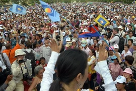 Những người ủng hộ Đảng CNRP míttinh ở Phnom Penh ngày 6/8. (Nguồn: THX/TTXVN)