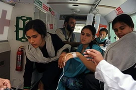Cấp cứu cho nữ sinh bị tấn công khí gas năm 2010. (Nguồn: AFP)