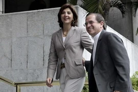 Ngoại trưởng Colombia María Ángela Holguín và người đồng cấp Ecuador Ricardo Patiño trước cuộc hội đàm. (Nguồn: Reuters)