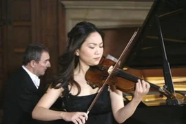 Nữ nghệ sỹ Kim Min Jin biểu diễn cùng chiếc đàn Stradivarius. (Nguồn: koreaherald.com)