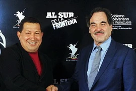 Cố Tổng thống Hugo Chavez và đạo diễn Mỹ Oliver Stone. (Nguồn: Reuters)