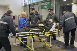 Chuyển một người bị thương trong vụ đánh bom ra khỏi sân bay Domodedovo. (Nguồn: AFP/TTXVN)