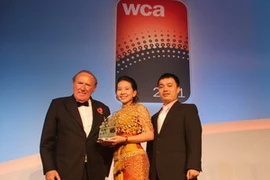 Đại diện của Metfone nhận giải thưởng. (Ảnh: P.V/Vietnam+)