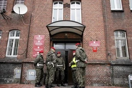 Cảnh sát canh gác tại hiện trường vụ việc. (Nguồn: Reuters)