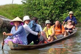 Chèo xuống ba lá tại Khu du lịch trang trại Vinh Sang. (Nguồn: vinhsang.com)