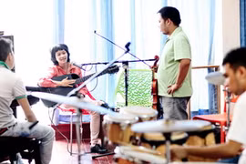 Lê Cát Trọng Lý tập luyện cùng ban nhạc. (Ảnh: P.V/Vietnam+)